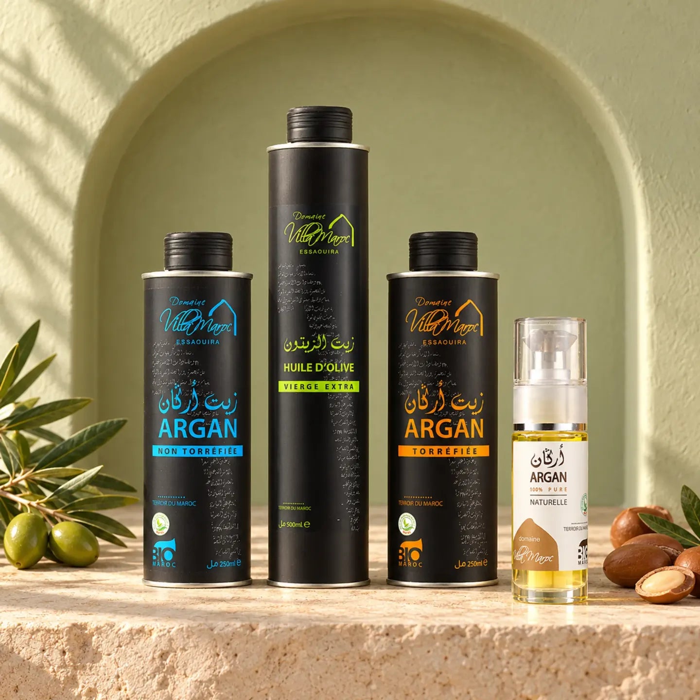 Huile d’olive vierge extra et huiles d’argan du Domaine Villa Maroc sur une étagère en pierre, devant une niche vert sauge