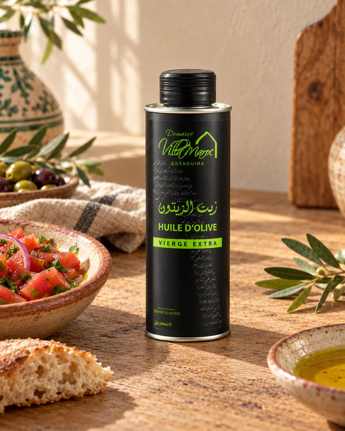 Huile d'Olive Extra Vierge 250ml — vue de trois quarts dans une cuisine marocaine à la lumière naturelle.