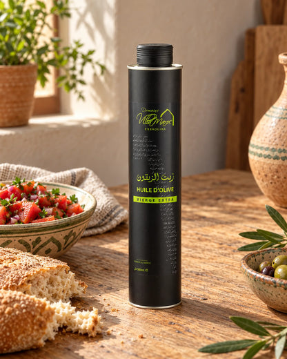 Huile d'Olive Extra Vierge 500ml — vue de trois quarts dans une cuisine marocaine à la lumière naturelle.