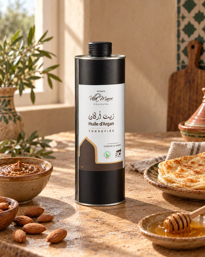 زيت الأركان المحمّص للطبخ 1 لتر في مطبخ مغربي بضوء النهار – منظر جانبي