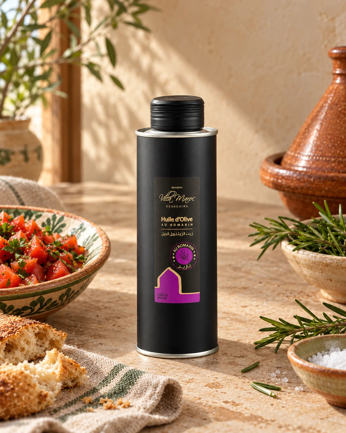 Huile d'Olive au Romarin 250ml — vue de trois quarts dans une cuisine marocaine à la lumière naturelle.