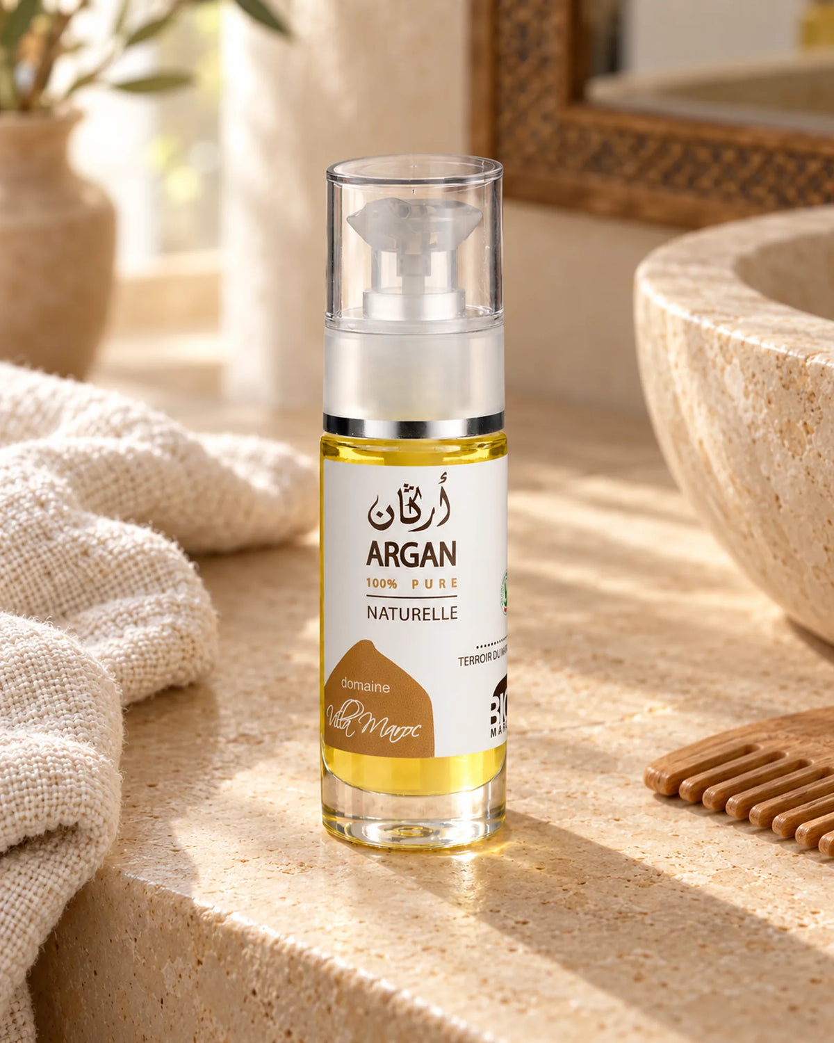 Huile d'Argan 100 % Pure 30ml — vue de trois quarts dans une salle de bain marocaine à la lumière naturelle.