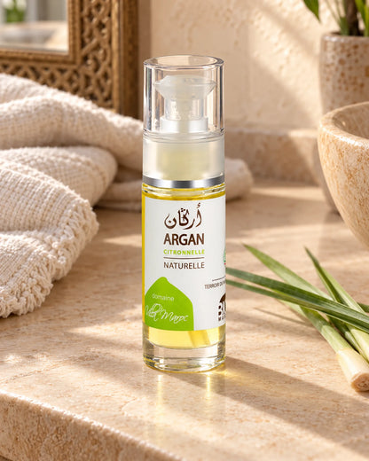 Huile d'Argan à la Citronnelle 30ml — vue de trois quarts dans une salle de bain marocaine à la lumière naturelle.