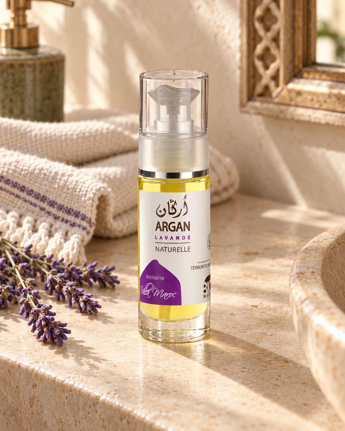 Huile d'Argan Lavande 30 ml — vue de trois quarts dans une salle de bain marocaine à la lumière naturelle.