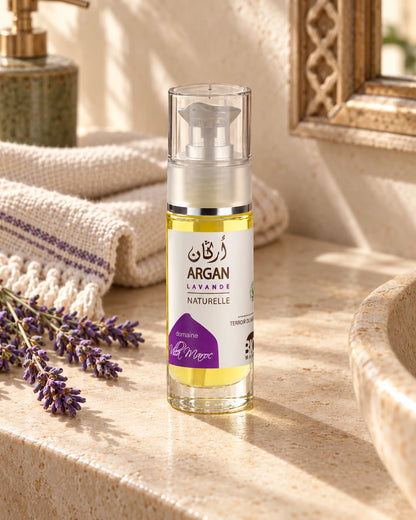 Huile d'Argan Lavande 30 ml — vue de trois quarts dans une salle de bain marocaine à la lumière naturelle.
