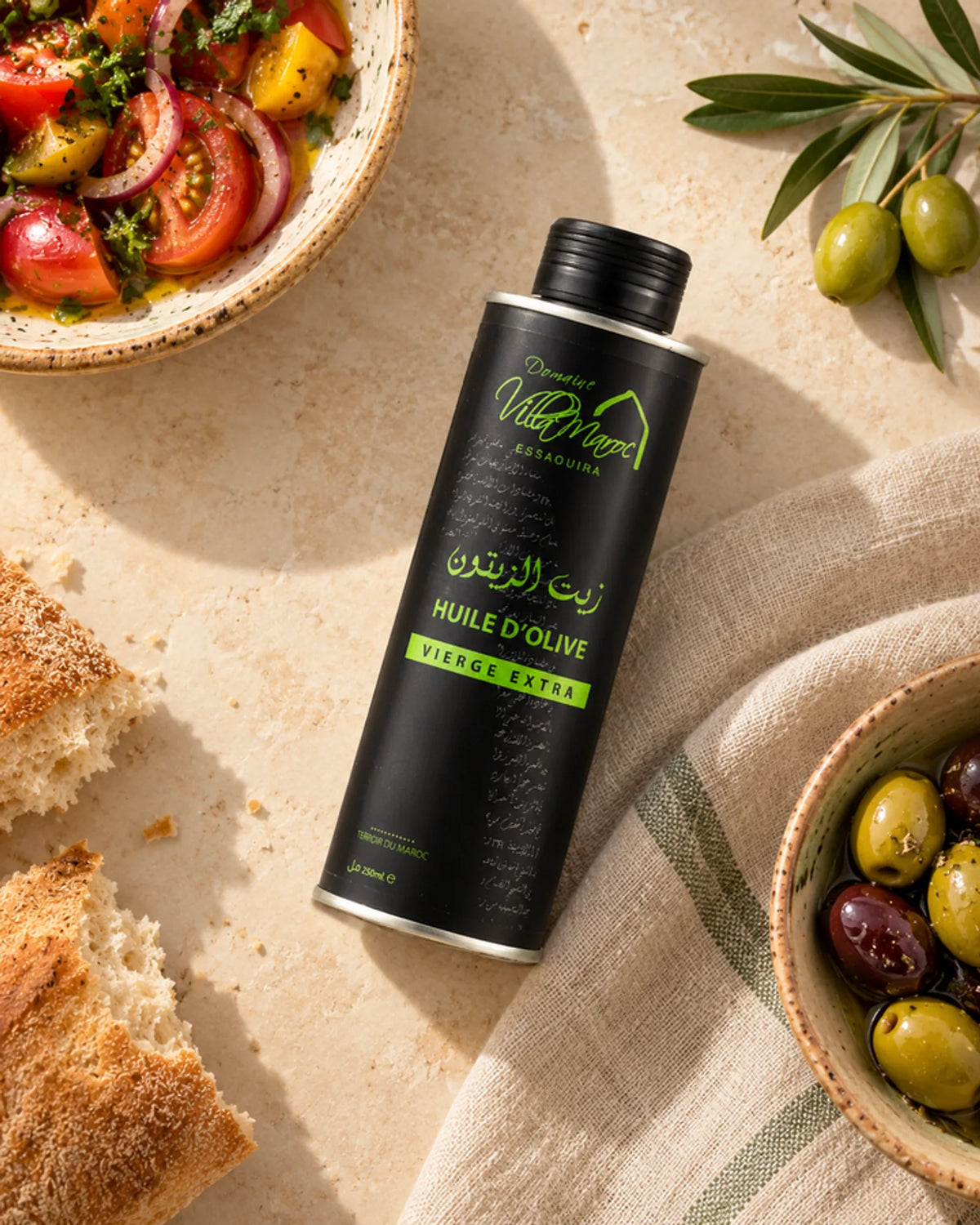 Huile d'Olive Extra Vierge 250ml — vue du dessus dans une cuisine marocaine à la lumière naturelle.