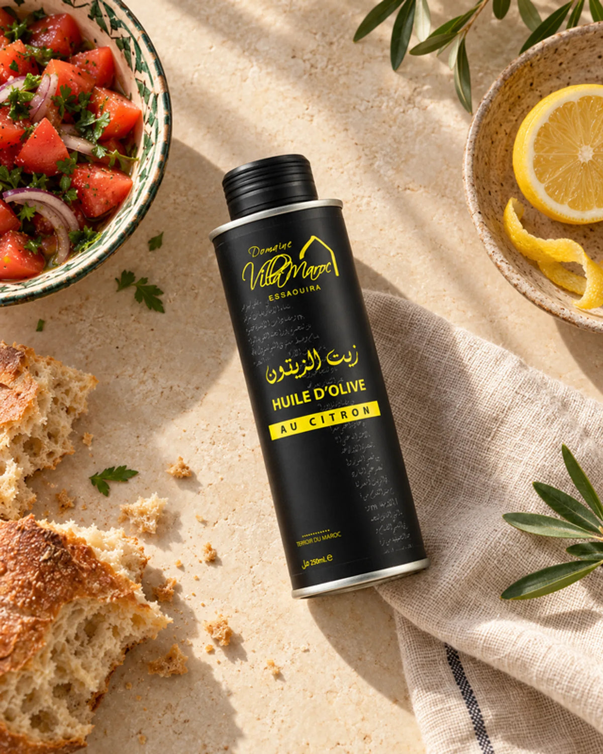 Huile d'Olive au Citron 250ml — vue du dessus dans une cuisine marocaine à la lumière naturelle.