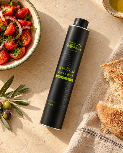 Huile d'Olive Extra Vierge 500ml — vue du dessus dans une cuisine marocaine à la lumière naturelle.