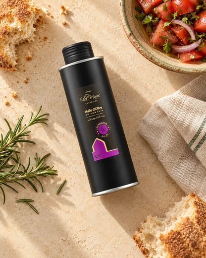 Huile d'Olive au Romarin 250ml — vue du dessus dans une cuisine marocaine à la lumière naturelle.