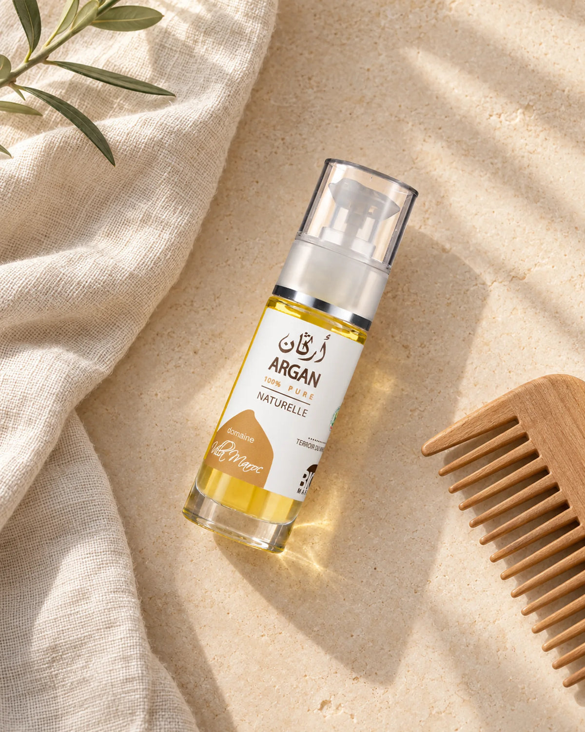 Huile d'Argan 100 % Pure 30ml — vue du dessus dans une salle de bain marocaine à la lumière naturelle.