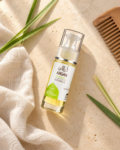 Huile d'Argan à la Citronnelle 30ml — vue du dessus dans une salle de bain marocaine à la lumière naturelle.