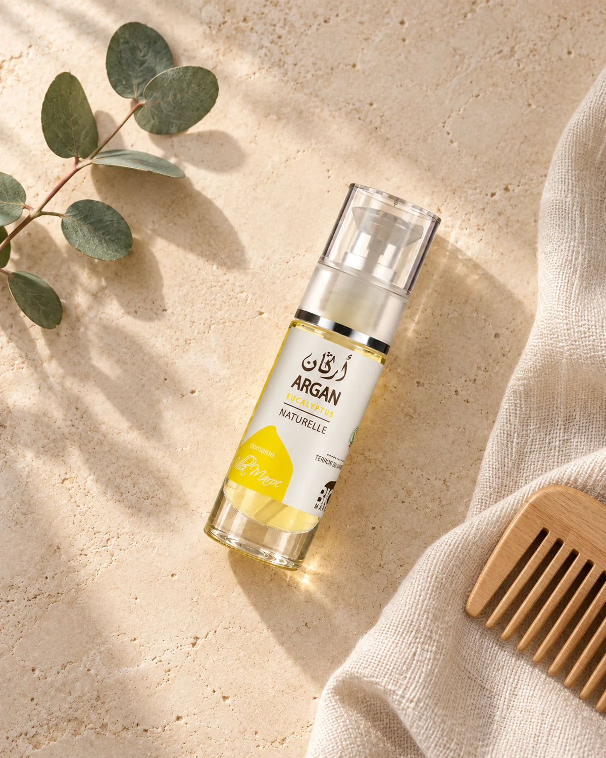 Huile d'Argan et d'Eucalyptus 30 ml — vue du dessus dans une salle de bain marocaine à la lumière naturelle.