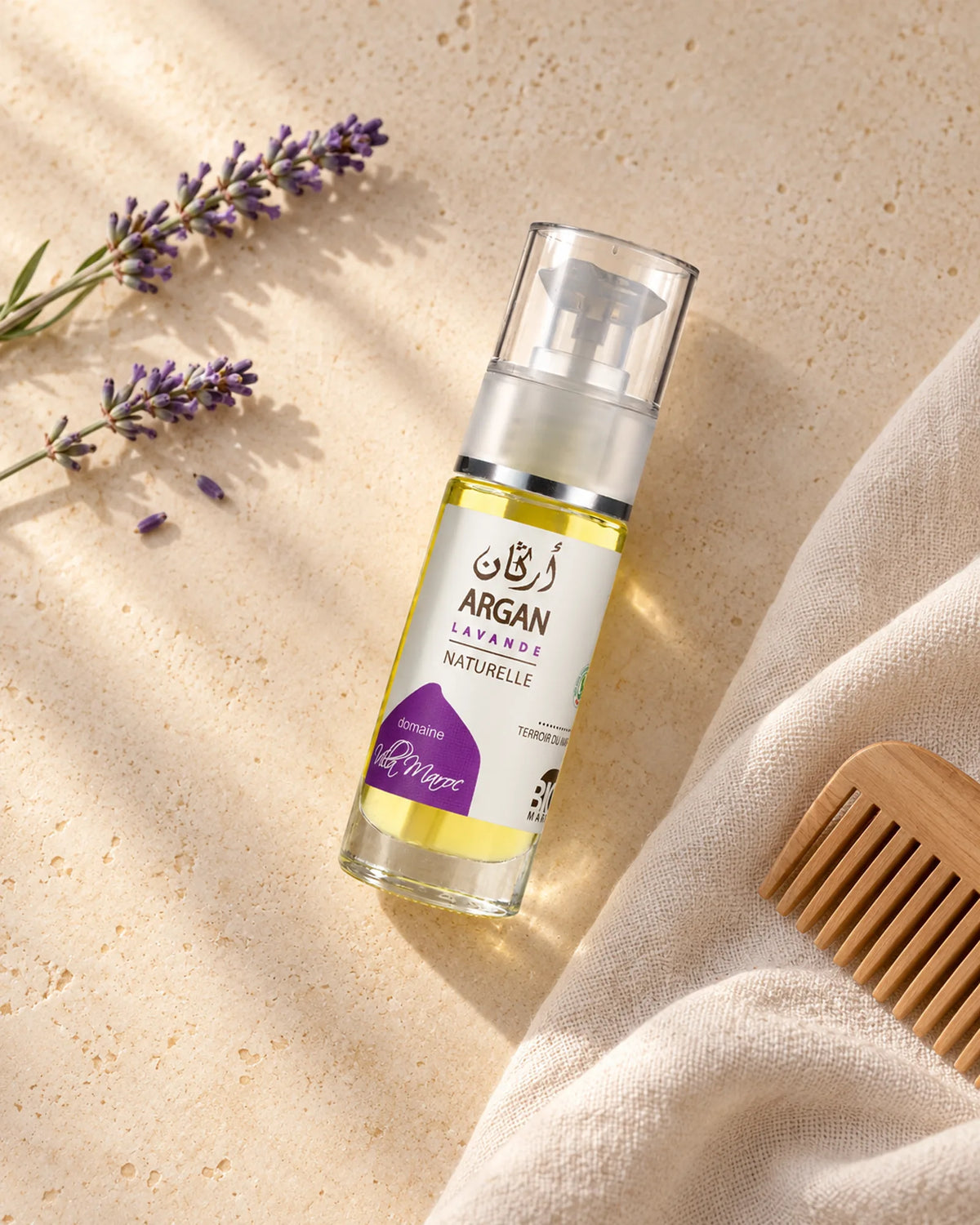 Huile d'Argan Lavande 30 ml — vue du dessus dans une salle de bain marocaine à la lumière naturelle.