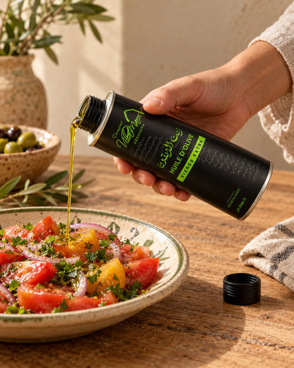 Huile d'Olive Extra Vierge 250ml — à table, en usage dans une cuisine marocaine à la lumière naturelle.