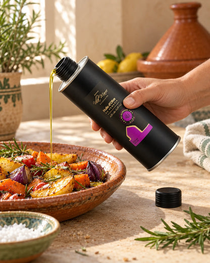 Huile d'Olive au Romarin 250ml — à table, en usage dans une cuisine marocaine à la lumière naturelle.